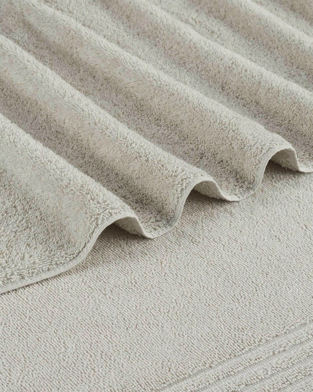Southern Tide Performance Oversized Bath Towel
